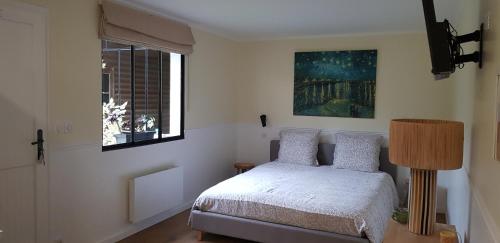 a small bedroom with a bed and a window at Studio Carpe Diem proche Fontainebleau in Thomery