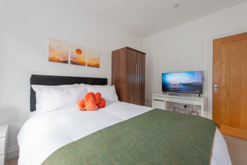 Postel nebo postele na pokoji v ubytování Ealing Gem 3 Bath, 2 En-Suite Flat with Parking
