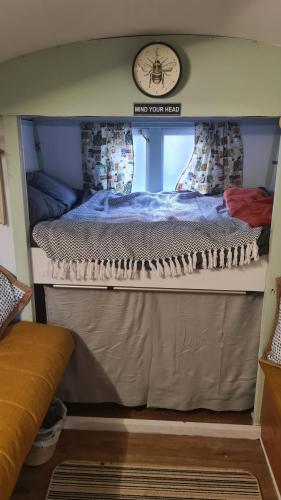 Katil atau katil-katil dalam bilik di Blue bells Small but quirky & Cozy Shepherd's Hut