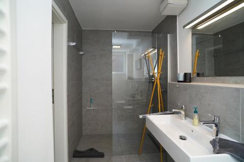 a bathroom with a sink and a shower at Ada Düne in Helgoland