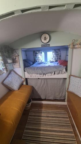 Gambar di galeri bagi Blue bells Small but quirky & Cozy Shepherd's Hut di Halkyn
