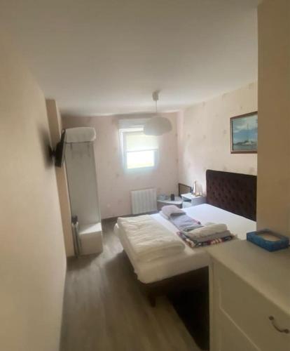 Cette petite chambre comprend un lit et un bureau. dans l'établissement Les Bisquines, à Saint-Malo