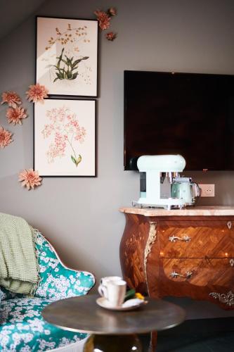 a living room with a coffee table and a tv at Manoir la grande guerais in Beaussais sur Mer