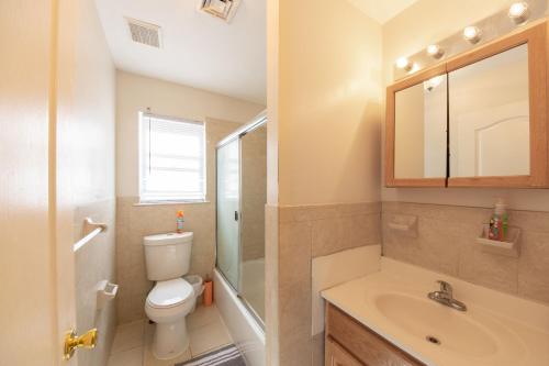 a bathroom with a toilet and a sink at 4 Bedroom-Airport Convient in University of Medicine and Dentistry Rooftop Heliport