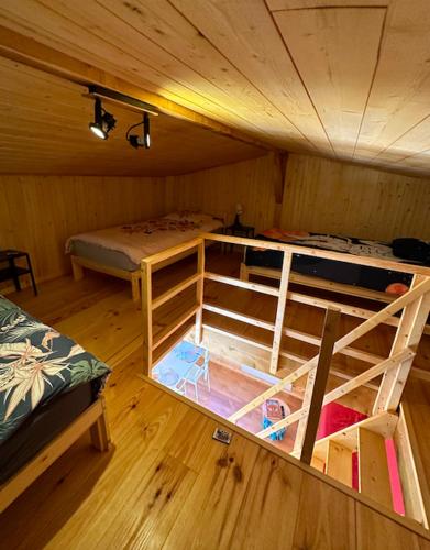 - une vue de tête sur une chambre avec 2 lits superposés dans l'établissement Chalet Nature Disney, à La Celle-sur-Morin