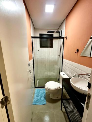 a bathroom with a shower and a toilet and a sink at Quarto individual Vila Olimpia in Sao Paulo