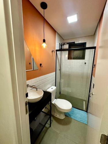 a bathroom with a toilet and a sink and a shower at Quarto individual Vila Olimpia in Sao Paulo