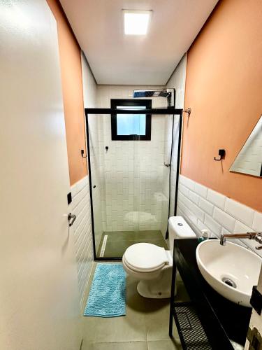 a bathroom with a shower and a toilet and a sink at Quarto individual Vila Olimpia in Sao Paulo
