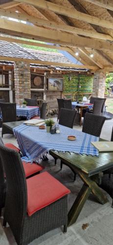 Un patio al aire libre con mesa y sillas. en Etno selo Dukat, en Belo Polje