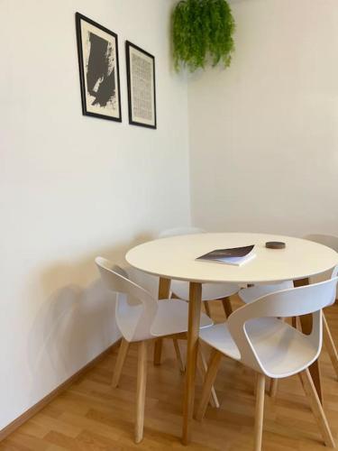a white table and chairs in a room at Zentrale Wohnung in Graz SOVA 2 in Graz