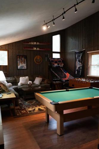 a living room with a pool table in it at Racc00ns Retreat in Lake Harmony