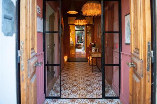 a hallway of a house with pink walls at La Maison Clémenceau in Salon-de-Provence
