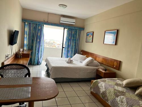Cama ou camas em um quarto em Maria Leuça Teixeira Duarte - AYAMBRA RESIDENCIAL HOTEL Avenida Vinte e Cinco de Dezembro, 525 Praia do Meio Natal RN