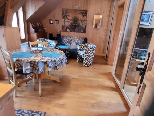 a dining room with a table and chairs at Baie du Mt St Michel logement Ecobio, sauna privé in Ferrières-Haut-Clocher