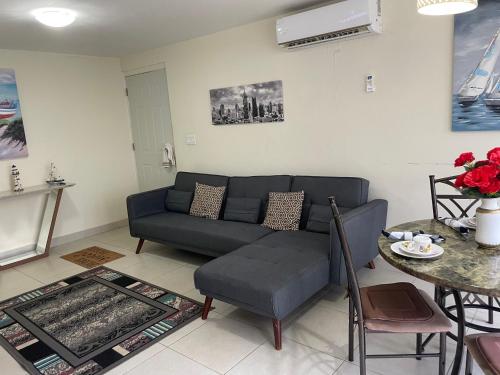 a living room with a couch and a table at Casa de Playa Vacamonte,Parque Acuático in Vacamonte