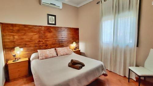 ein Schlafzimmer mit einem Bett, auf dem ein Teddybär liegt in der Unterkunft Villa 15 by Villamya in El Gastor