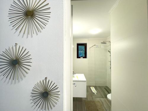 Ένα μπάνιο στο Riverside Lindas Apartment close to Kalinderu