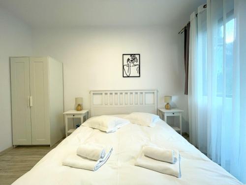 Ένα ή περισσότερα κρεβάτια σε δωμάτιο στο Riverside Lindas Apartment close to Kalinderu