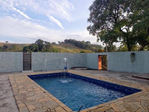 La alberca dentro o cerca de chácara Gato de Botas