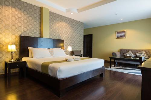 เตียงในห้องที่ Zing Resort & Spa