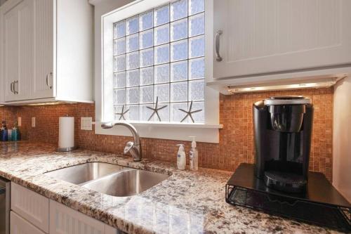 Η κουζίνα ή μικρή κουζίνα στο Charming Canal Home with Private Heated Pool and Boat Lift