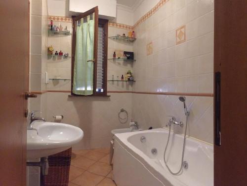 bagno con vasca e lavandino di Casa Antonella a Roma