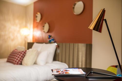 En eller flere senge i et værelse på Grandes Rousses Hotel & Spa