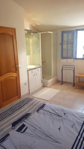 a room with a bed and a kitchen in it at Maison de pêcheur coté Golfe in Sarzeau