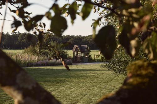 a house in the middle of a grassy field at Vakantiewoning de Huismus in Oud-Turnhout