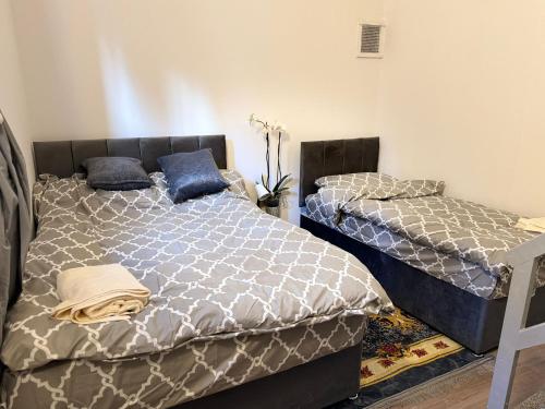 Ένα ή περισσότερα κρεβάτια σε δωμάτιο στο Studio with 3 beds- 20 min from London Bridge and Gatwick Airport