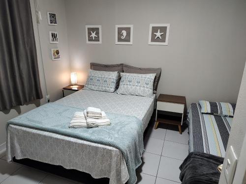 Un dormitorio con una cama con dos toallas encima. en Pérola de Bombinhas, en Bombinhas