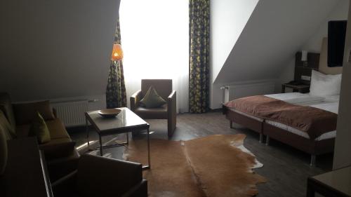 a hotel room with a bed and a window at Hotel-Restaurant Pfälzer Hof in Edenkoben