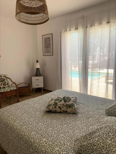 une chambre avec un lit avec un oreiller et une fenêtre dans l'établissement Villa Bonifacio 6 personnes - 3 Pièces 6 personnes MAE-4671, à Zonza