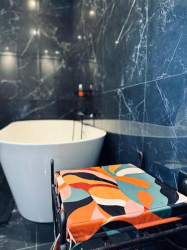 La salle de bains est pourvue d'une baignoire et d'une chaise avec une serviette. dans l'établissement Villa Bonifacio 6 personnes - 3 Pièces 6 personnes MAE-4671, à Zonza