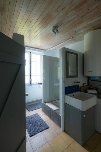 une salle de bain avec une baignoire, un lavabo et une douche dans l'établissement La Ferme, à Lardanva