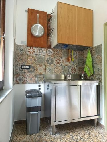 a small kitchen with a sink and a trash can at Narniandum Est in Narni