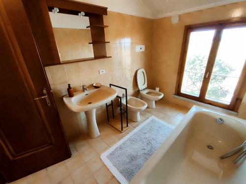 a bathroom with a tub and a sink and a toilet at Caput Mundi in Codemondo