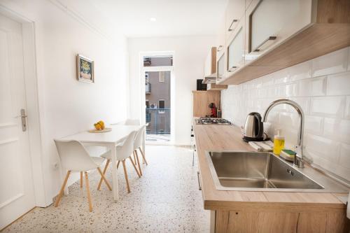 Flexible SelfCheckIns Zagreb 283 - 2 Bedroom Apartment - Loggia - City Centre - Keybox Entry