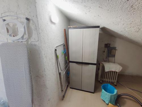 a kitchen with a white refrigerator in a room at Caput Mundi in Codemondo