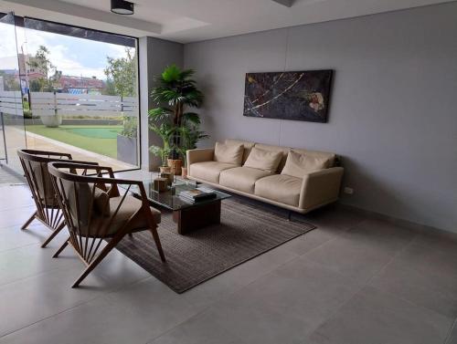 a living room with a couch and a table and chairs at Espectacular, cerca de UniSabana, amoblado dotado in Chía