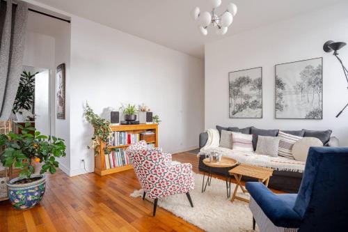 a living room with a couch and a table and chairs at Chambre chez l'habitant - Arty & Élégante - SDB privée in Nantes