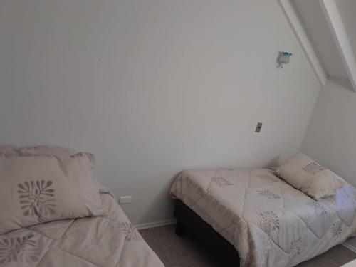 a bedroom with a bed next to a wall at Estrellas de Elqui in Algarrobito