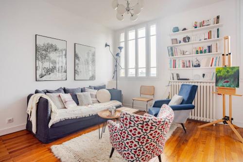 a living room with a blue couch and chairs at Chambre chez l'habitant - Arty & Élégante - SDB privée in Nantes