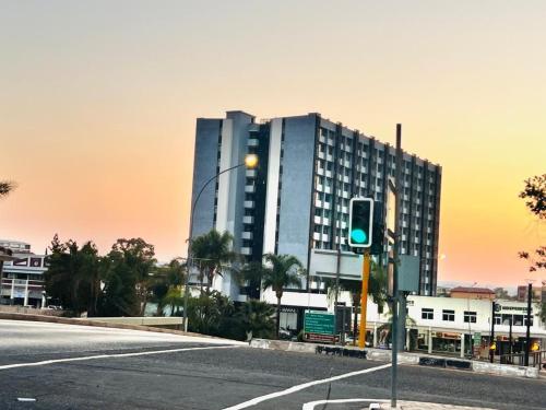 ウィントフークにあるShalom Apartment on independece 77 unit 102の高層ビル前の緑色信号