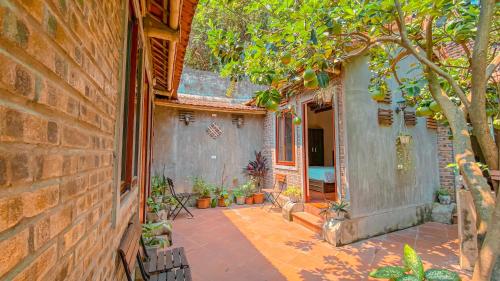 an outside view of a house with a patio at Tuan Nam Homestay in Ninh Binh