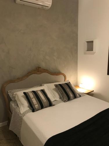 a bedroom with a bed with black and white pillows at Loft em chácara Espírito Santo in Espirito Santo Do Pinhal