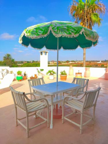 Μπαλκόνι ή βεράντα στο Skhirat terrace apartment at the beach