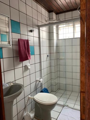 een badkamer met toilet en wastafel bij Sol-datelli Apês Floripa in Florianópolis