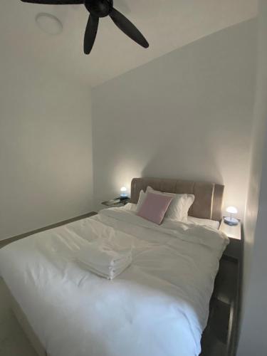 Postel nebo postele na pokoji v ubytování Bukit Indah - Room with Private Bathroom 1-3pax