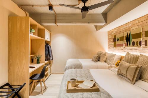 Χώρος καθιστικού στο Caliza Roma Residences by Tasman